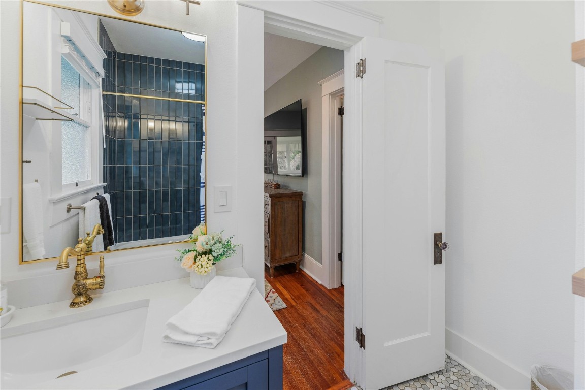 1502 Olive Street Georgetown, TX 78626 - Photo 13 of 38 Shared bathroom