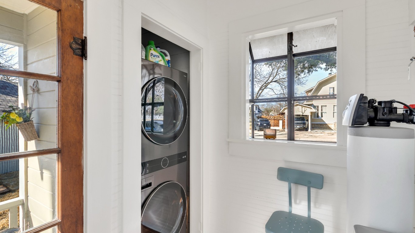 1502 Olive Street Georgetown, TX 78626 - Photo 22 of 38 Laundry/ mudroom