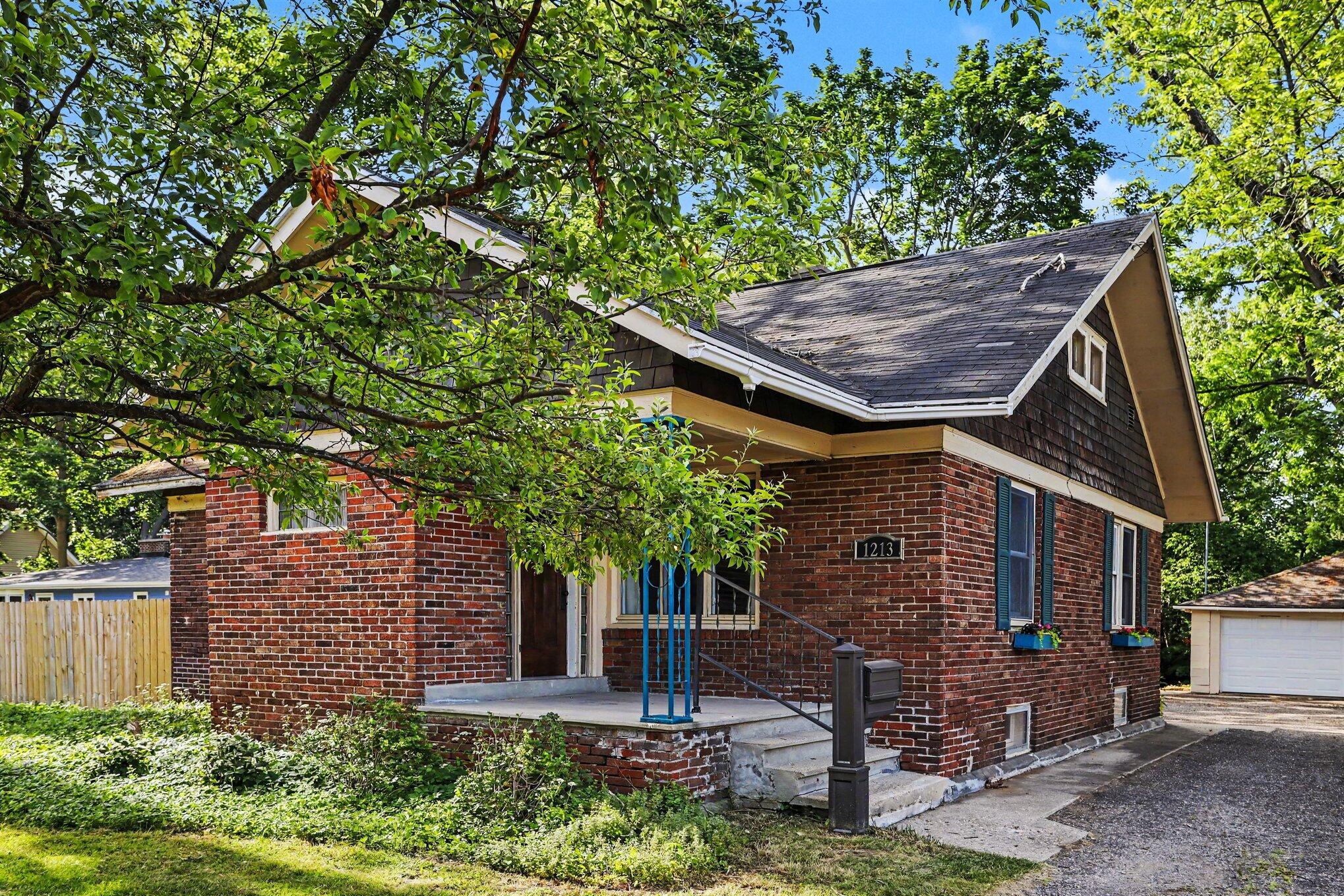 1213 Whites Road Kalamazoo, MI 49008 - Photo 1 of 23 001_file_6595