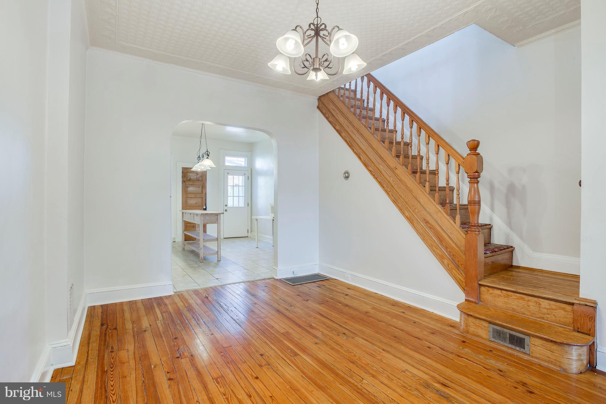 4119 Falls Road Baltimore, MD 21211 - Photo 7 of 23 fashionable carved banister