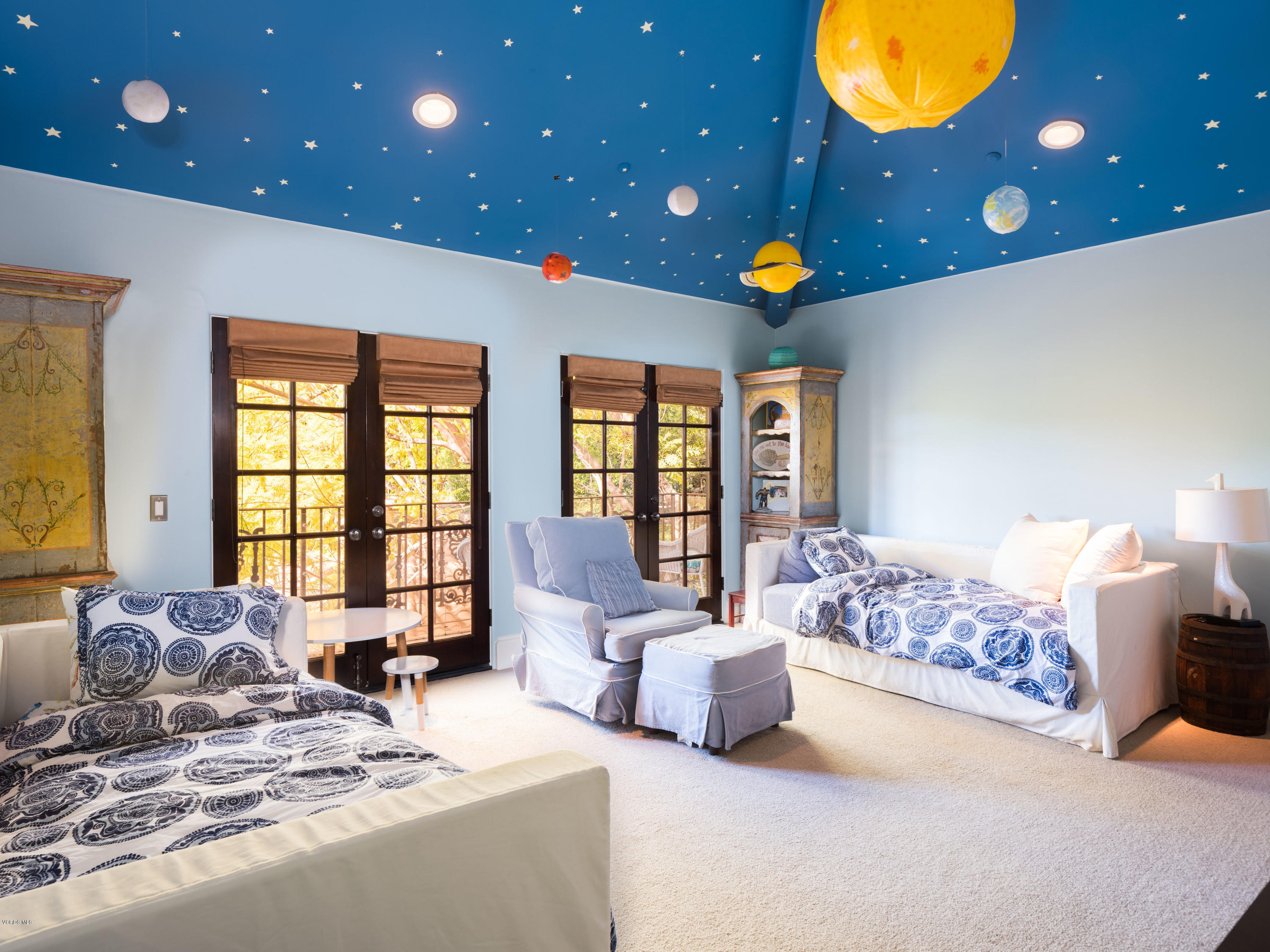 14003 Aubrey Road Beverly Hills, CA 90210 - Photo 27 of 49 a spacious bedroom with double bed and a large window