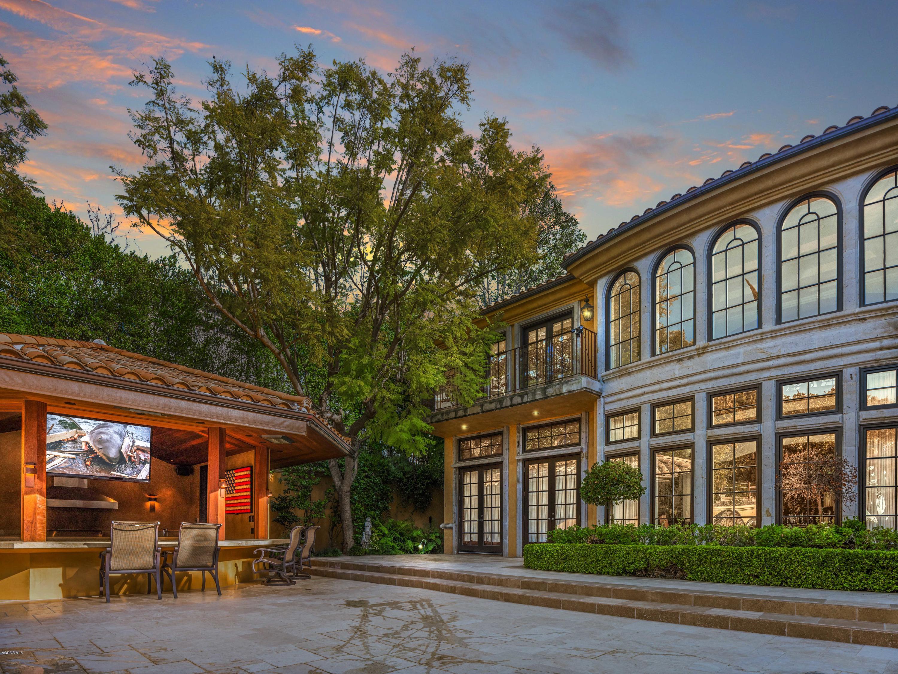 14003 Aubrey Road Beverly Hills, CA 90210 - Photo 9 of 49 a front view of a house