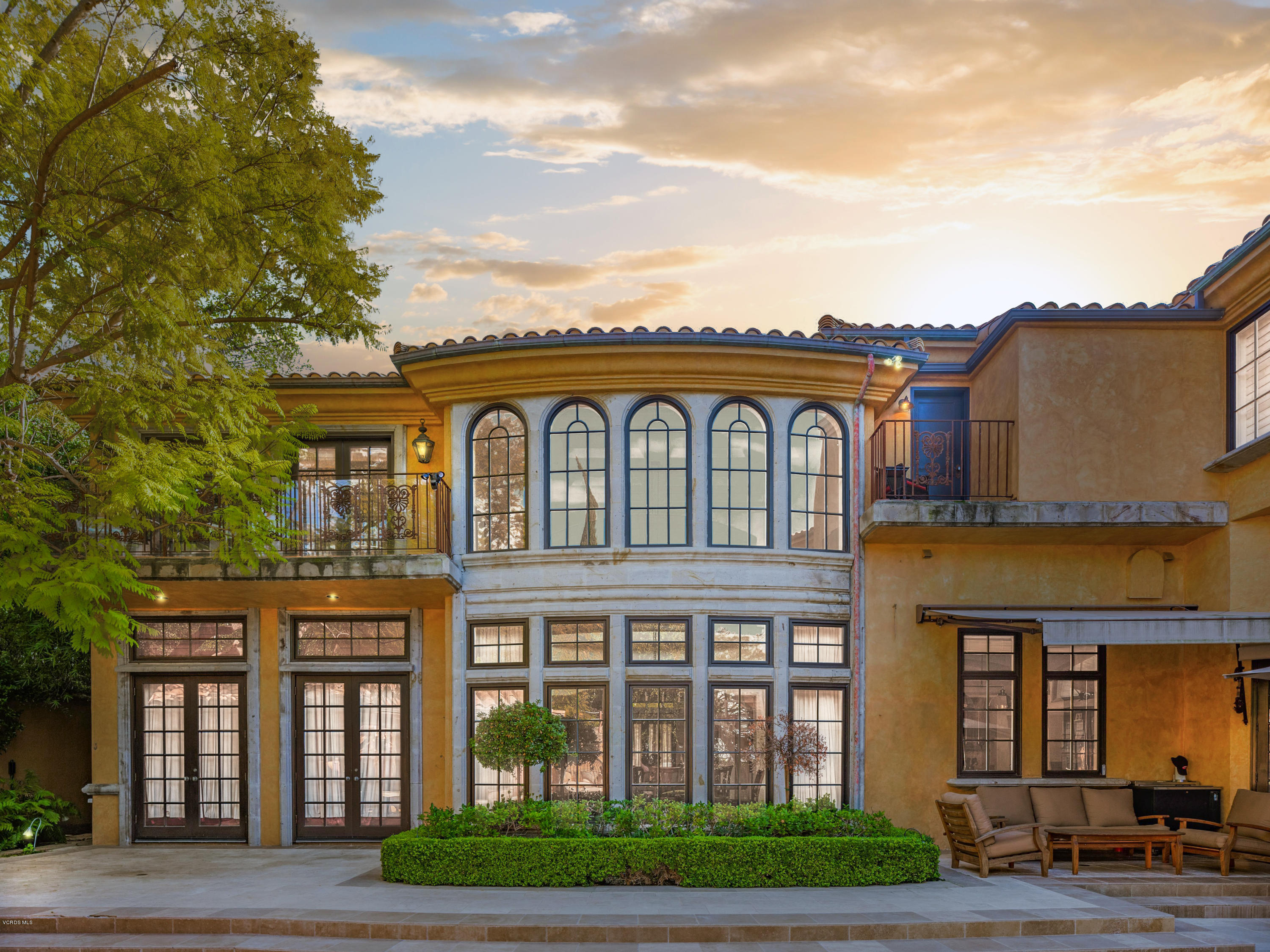 14003 Aubrey Road Beverly Hills, CA 90210 - Photo 10 of 49 a view of a building with a garden