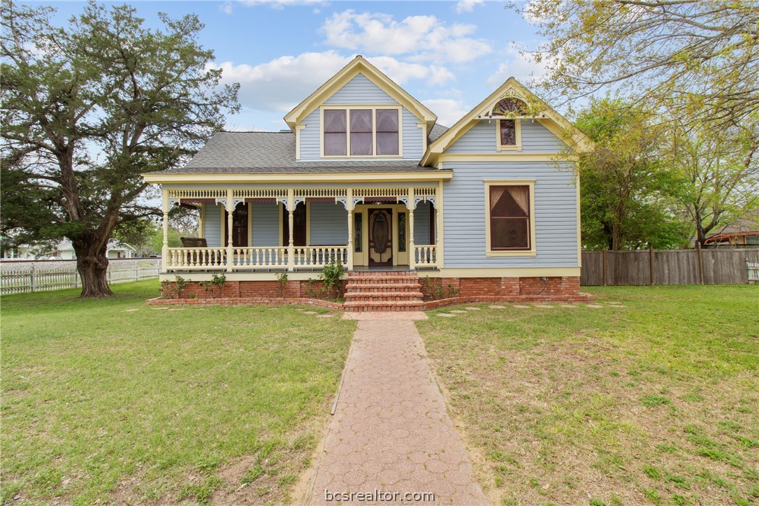 106 South Logan Avenue Bryan, TX 77803 - Photo 2 of 47 a front view of a house with garden