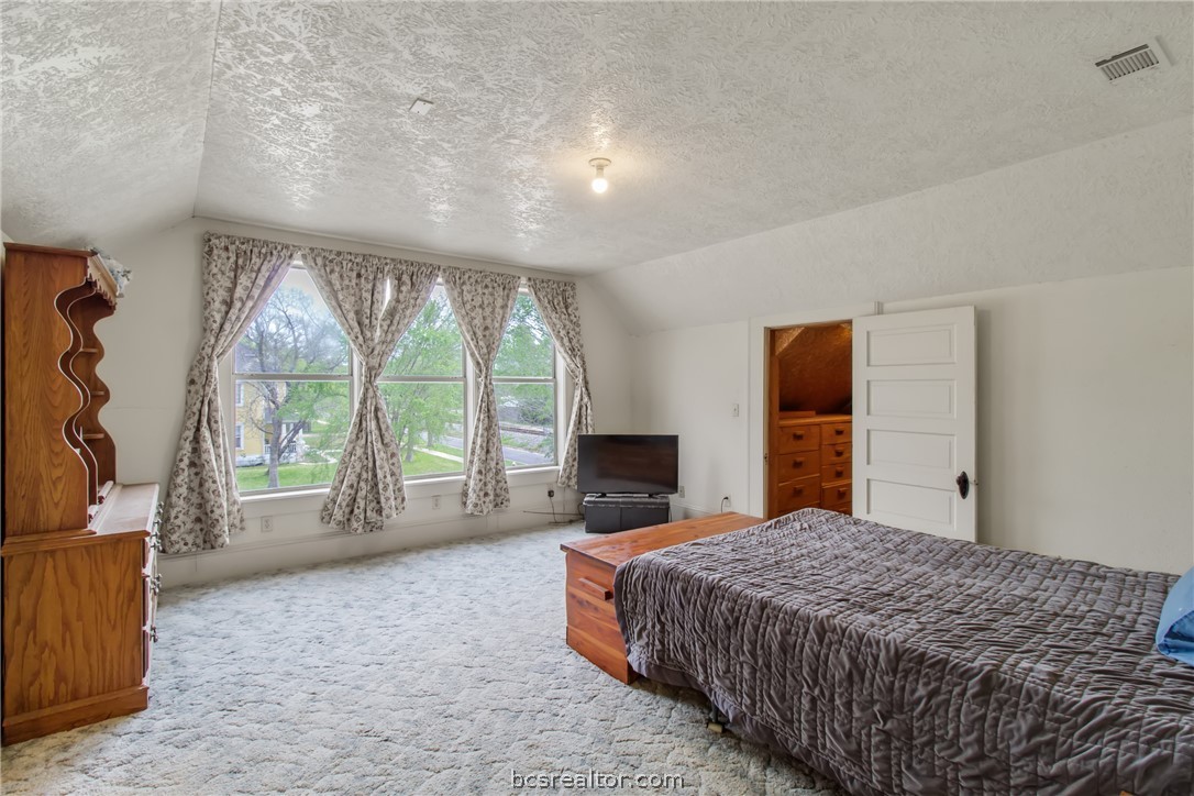 106 South Logan Avenue Bryan, TX 77803 - Photo 31 of 47 a spacious bedroom with a large bed and a large window