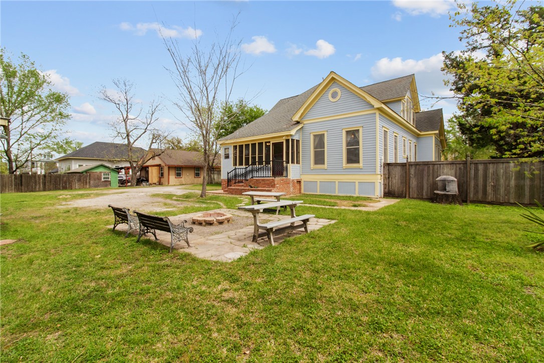 106 South Logan Avenue Bryan, TX 77803 - Photo 39 of 47 a backyard of a house with table and chairs