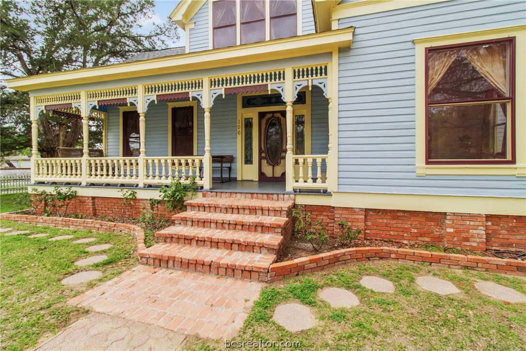 106 South Logan Avenue Bryan, TX 77803 - Photo 4 of 47 a front view of a house with a yard