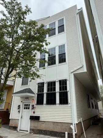 $2,895 | 223 South 11th Street, Unit 2, Newark, NJ 07107
