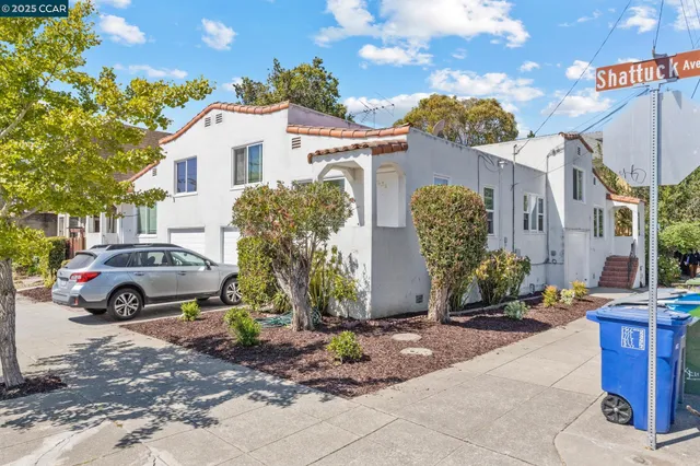 a car parked in front of a white house