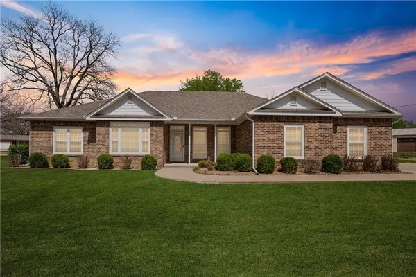 601 East 3rd Avenue, Caney, KS 67333