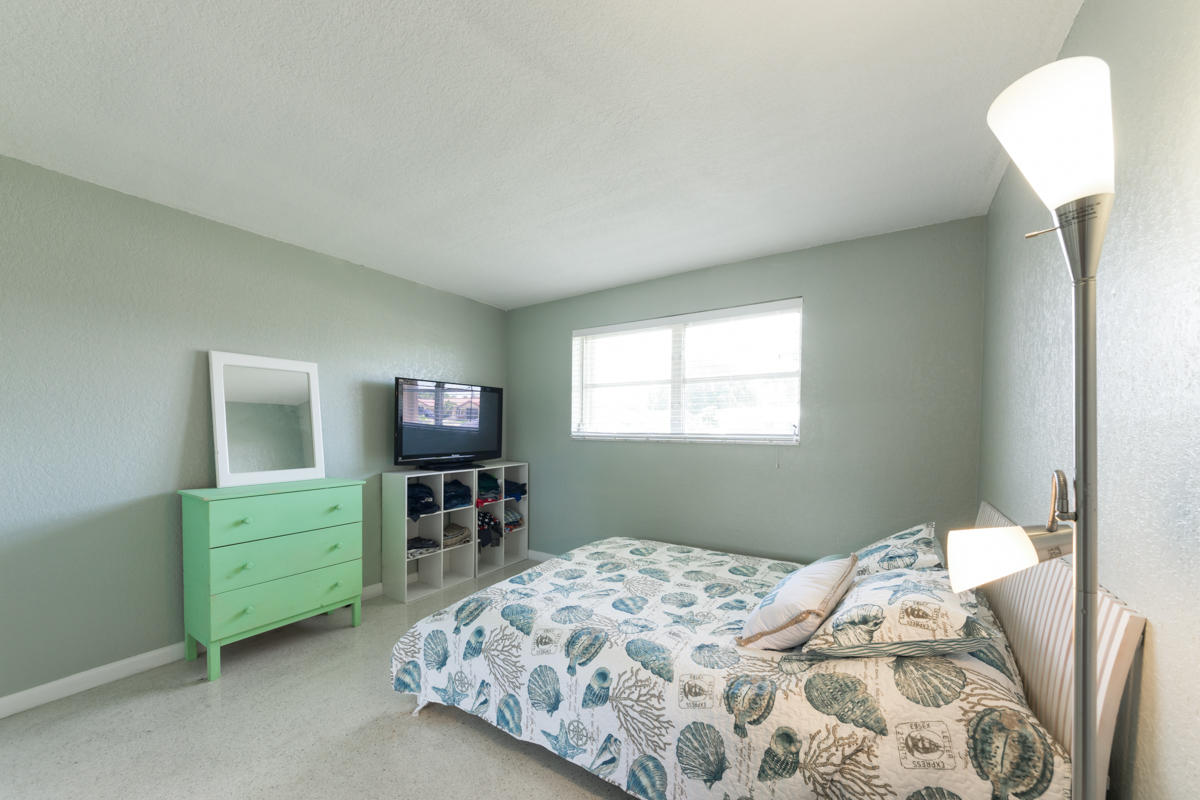 699 Northwest 12th Avenue Boca Raton, FL 33486 - Photo 16 of 21 699 NW 12th Guest Bed 1.1