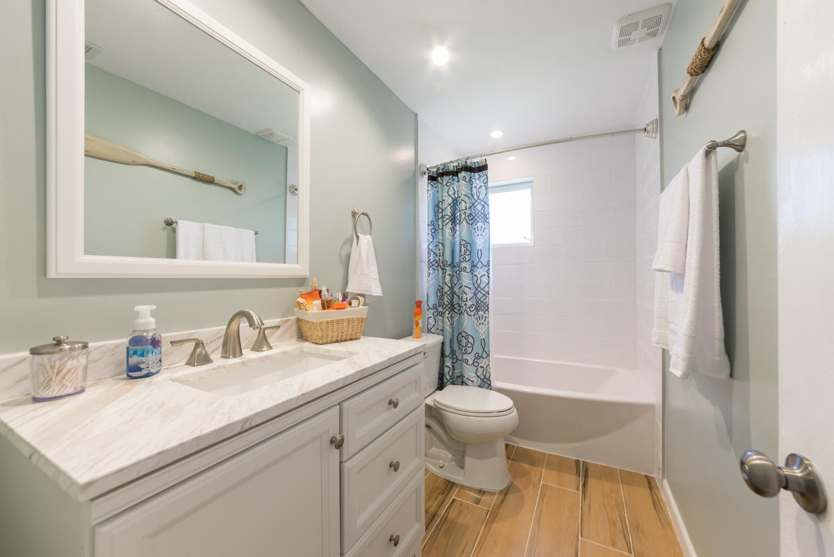 699 Northwest 12th Avenue Boca Raton, FL 33486 - Photo 17 of 21 699 NW 12th Guest Bath