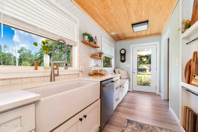 $570,000 | 200 Lake Vue Drive, Aurora, NC 27806