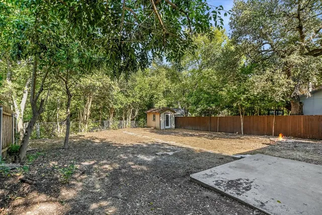 a view of a backyard