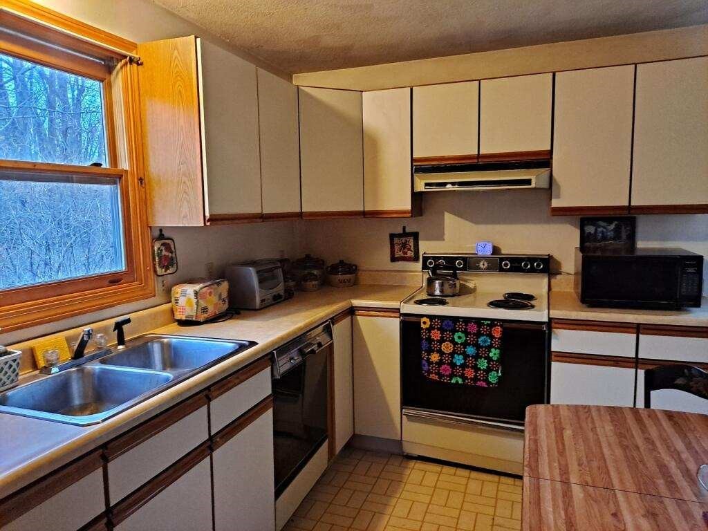 124 Hanton Road North Smithfield, RI 02896 - Photo 3 of 5 Gallery Image 3