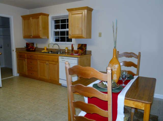 278 Murrell Road, Unit B Dickson, TN 37055 - Photo 11 of 18 Kitchen w/eatin Dining