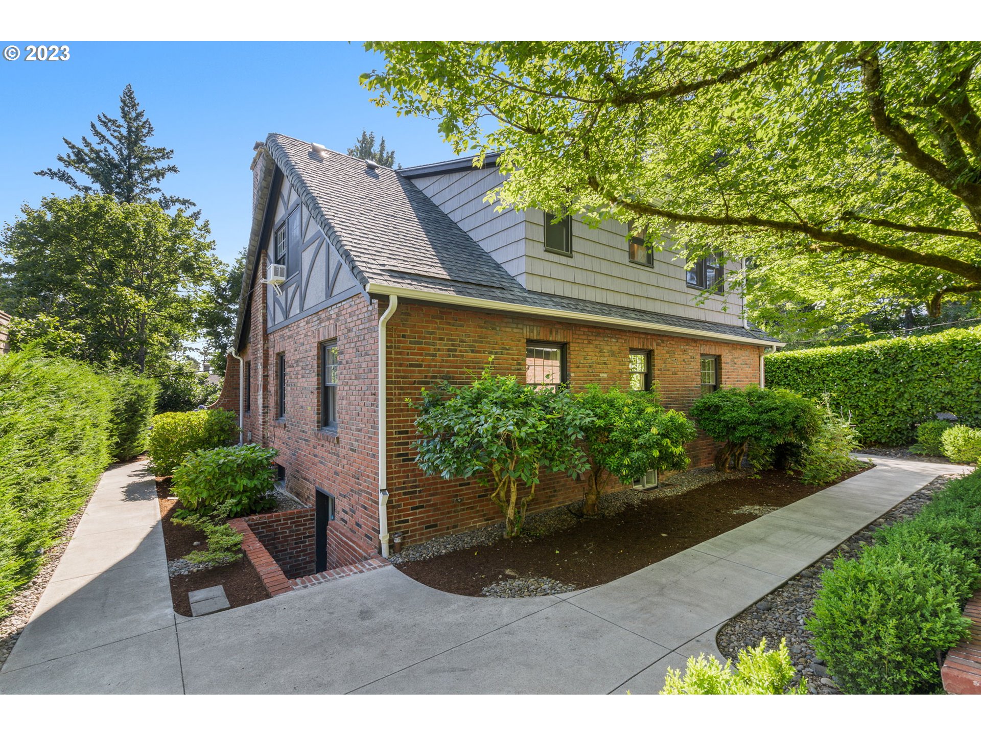 8471 Southwest 37th Avenue Portland, OR 97219 - Photo 32 of 40 Gallery Image 32