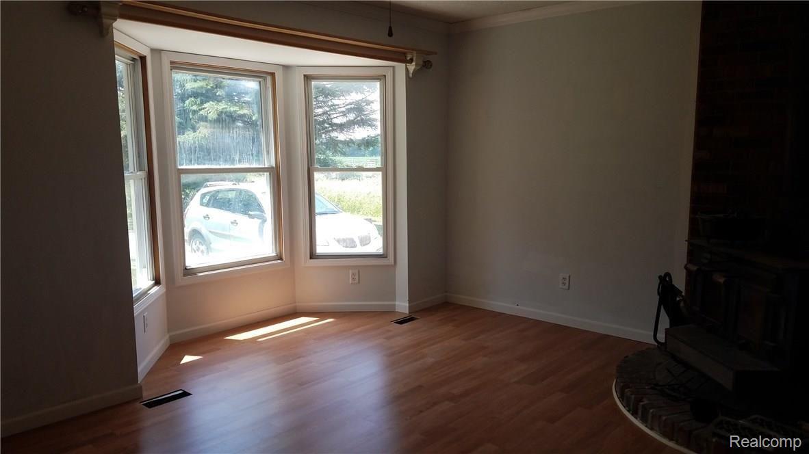 4614 Emmons Road Howell, MI 48855 - Photo 14 of 19 Emmons living.jpg
