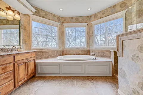 $2,000,000 | 60 Dundee Court, Loch Lloyd, MO 64012