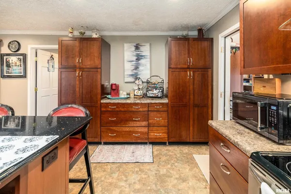 $339,000 | 917 Dorris Heights Road, Harrisburg, IL 62946