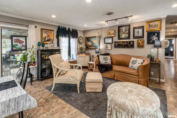 $339,000 | 917 Dorris Heights Road, Harrisburg, IL 62946