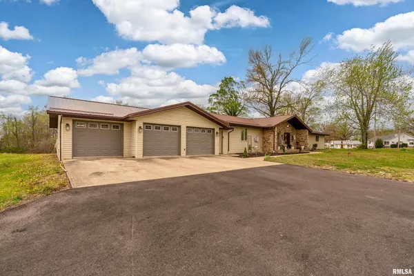 $339,000 | 917 Dorris Heights Road, Harrisburg, IL 62946