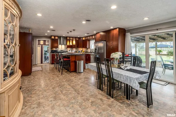 $339,000 | 917 Dorris Heights Road, Harrisburg, IL 62946