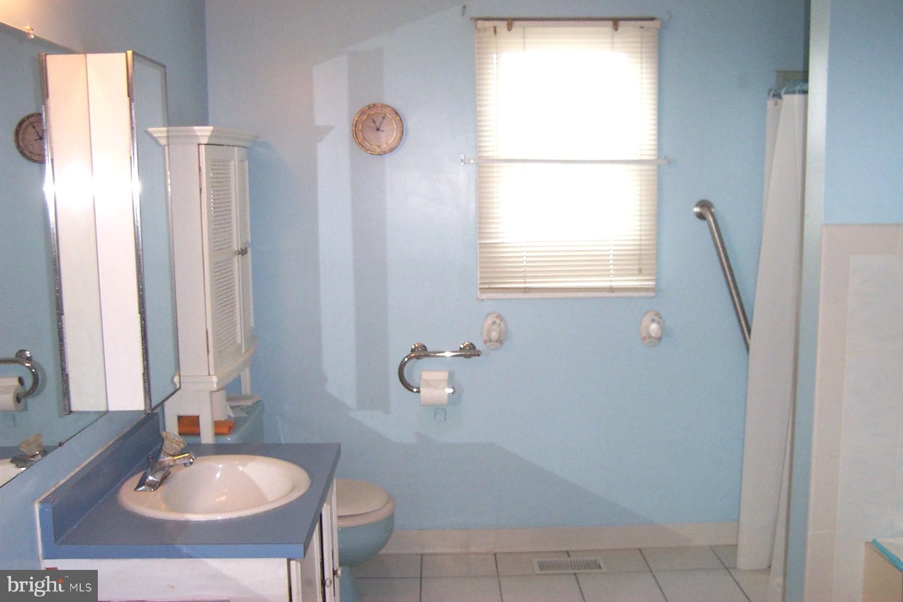 17 Creek Road Sewell, NJ 08080 - Photo 20 of 24 Master Bath