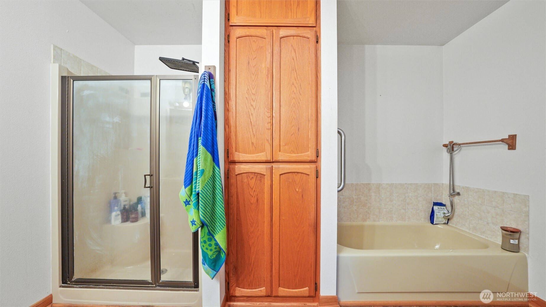 338 East Bramhall Road Dayton, WA 99328 - Photo 20 of 40 a bathroom with a bathtub and a shower