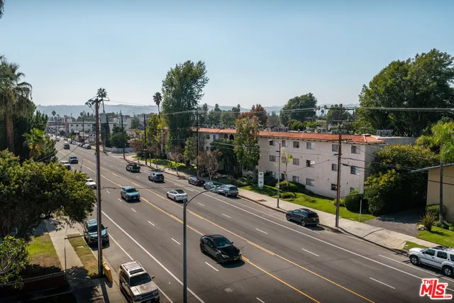 a view of a yard in front of house
