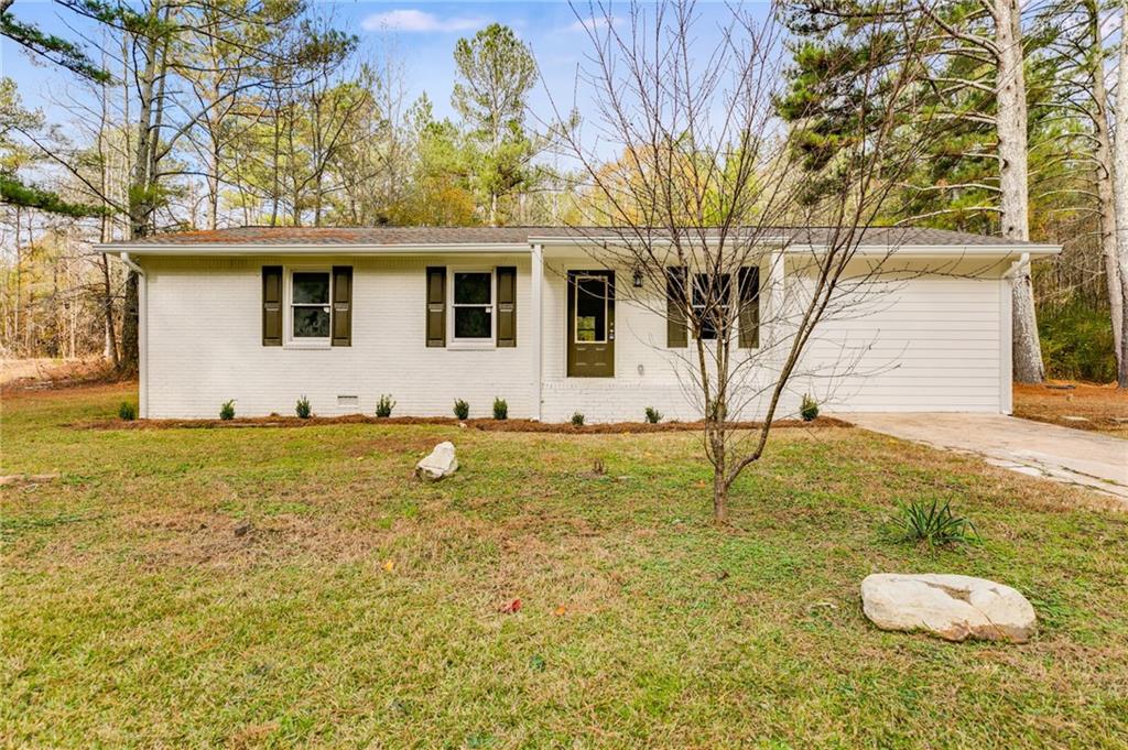 a view of a house with backyard