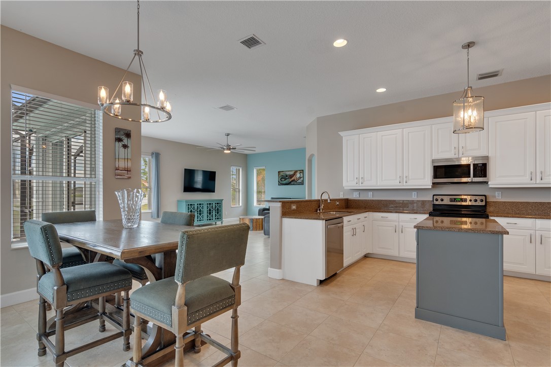 4670 Stephanie Lane Southwest Vero Beach, FL 32968 - Photo 10 of 36