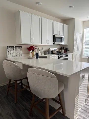 $3,250 | 1654 BENTZ Way, Batavia, IL 60510