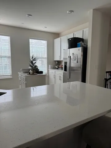 $3,100 | 1654 BENTZ Way, Batavia, IL 60510