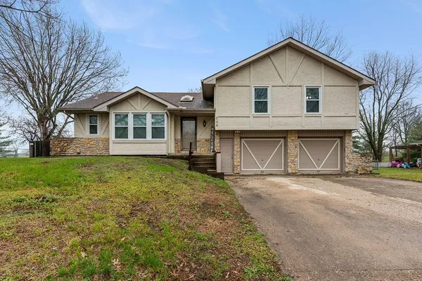 $369,000 | 706 Ozark Short Line, Odessa, MO 64076