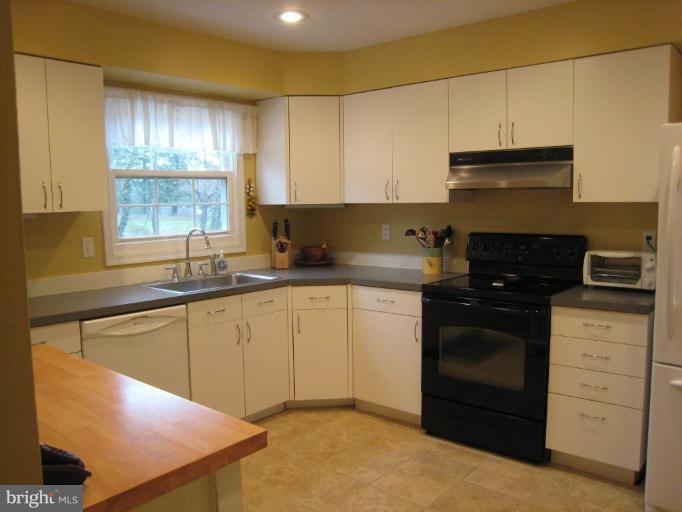 1821 Wainwright Drive Reston, VA 20190 - Photo 11 of 26 Kitchen