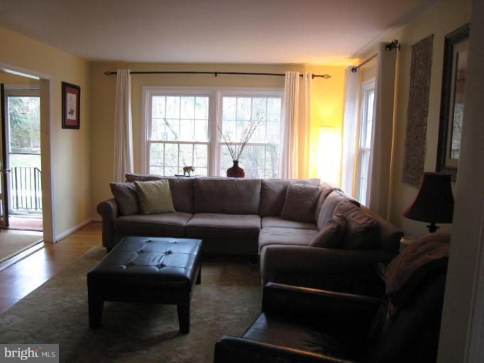 1821 Wainwright Drive Reston, VA 20190 - Photo 10 of 26 Living Room