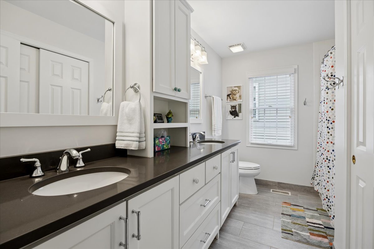 749 Summit Street Downers Grove, IL 60515 - Photo 18 of 32 a bathroom with double sink and a mirror