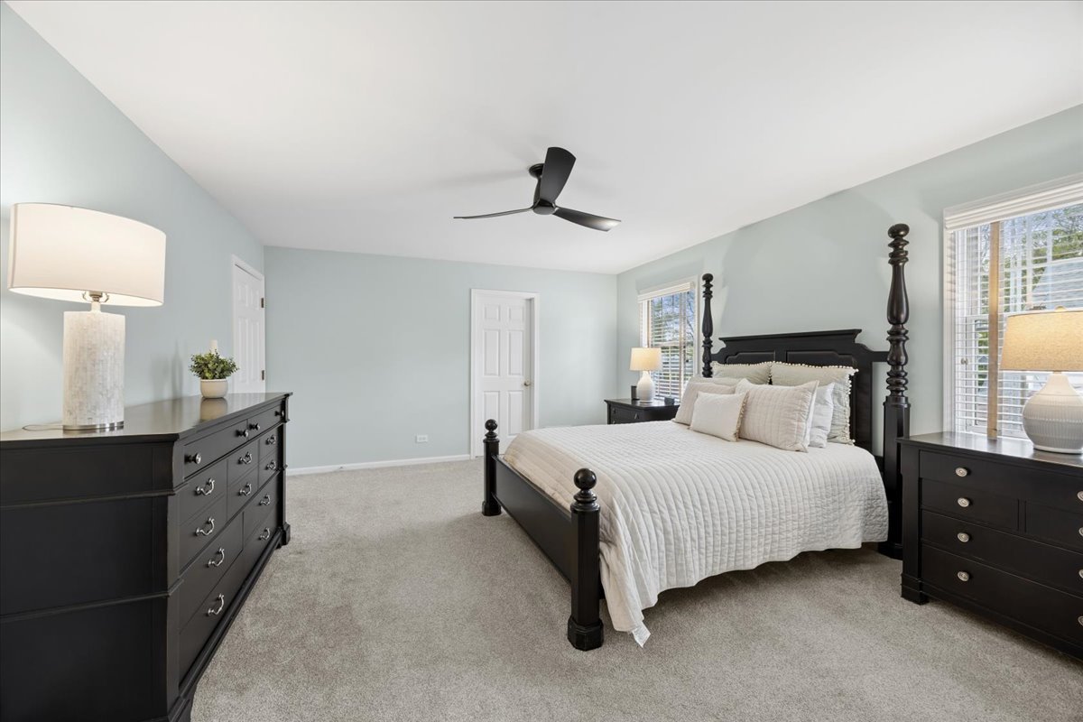 749 Summit Street Downers Grove, IL 60515 - Photo 20 of 32 a bedroom with a bed and a lamp on dresser