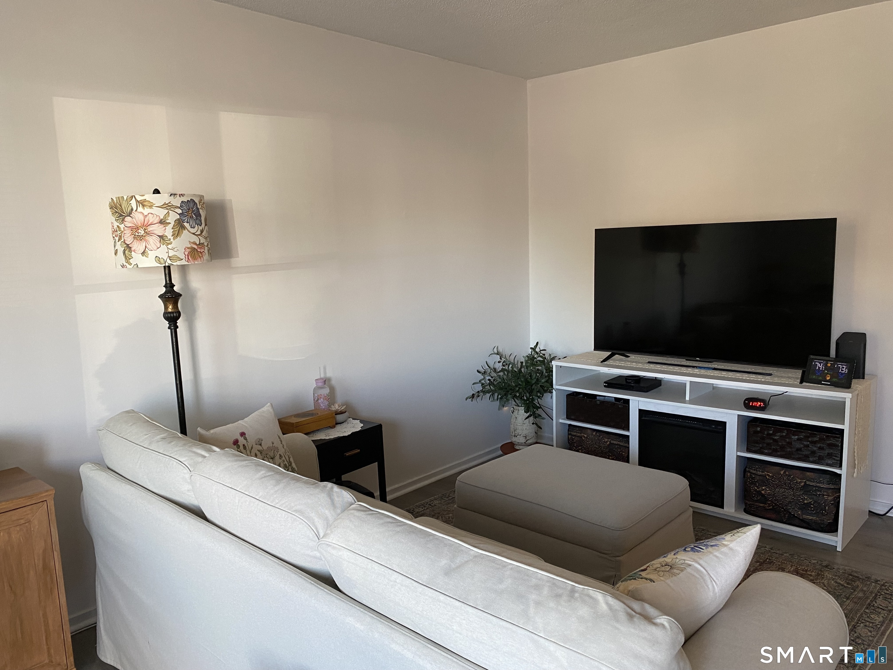 585 Park Road, Unit 58 Waterbury, CT 06708 - Photo 5 of 23 Roomy living room