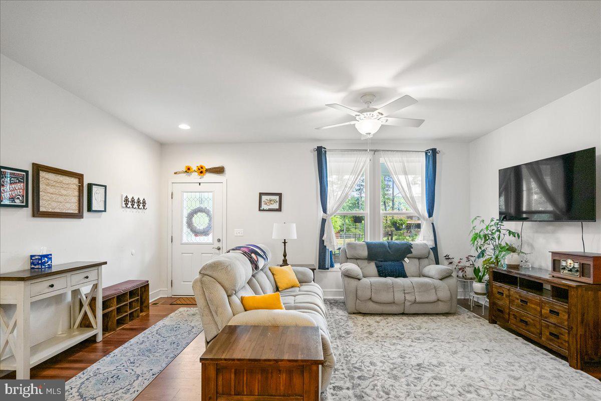 584 McDonald Road Winchester, VA 22602 - Photo 2 of 27 Gallery Image 2