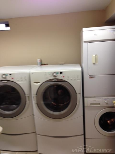 2203 Chippenham Chase Rochester, MI 48306 - Photo 26 of 33 31235673-25.JPG