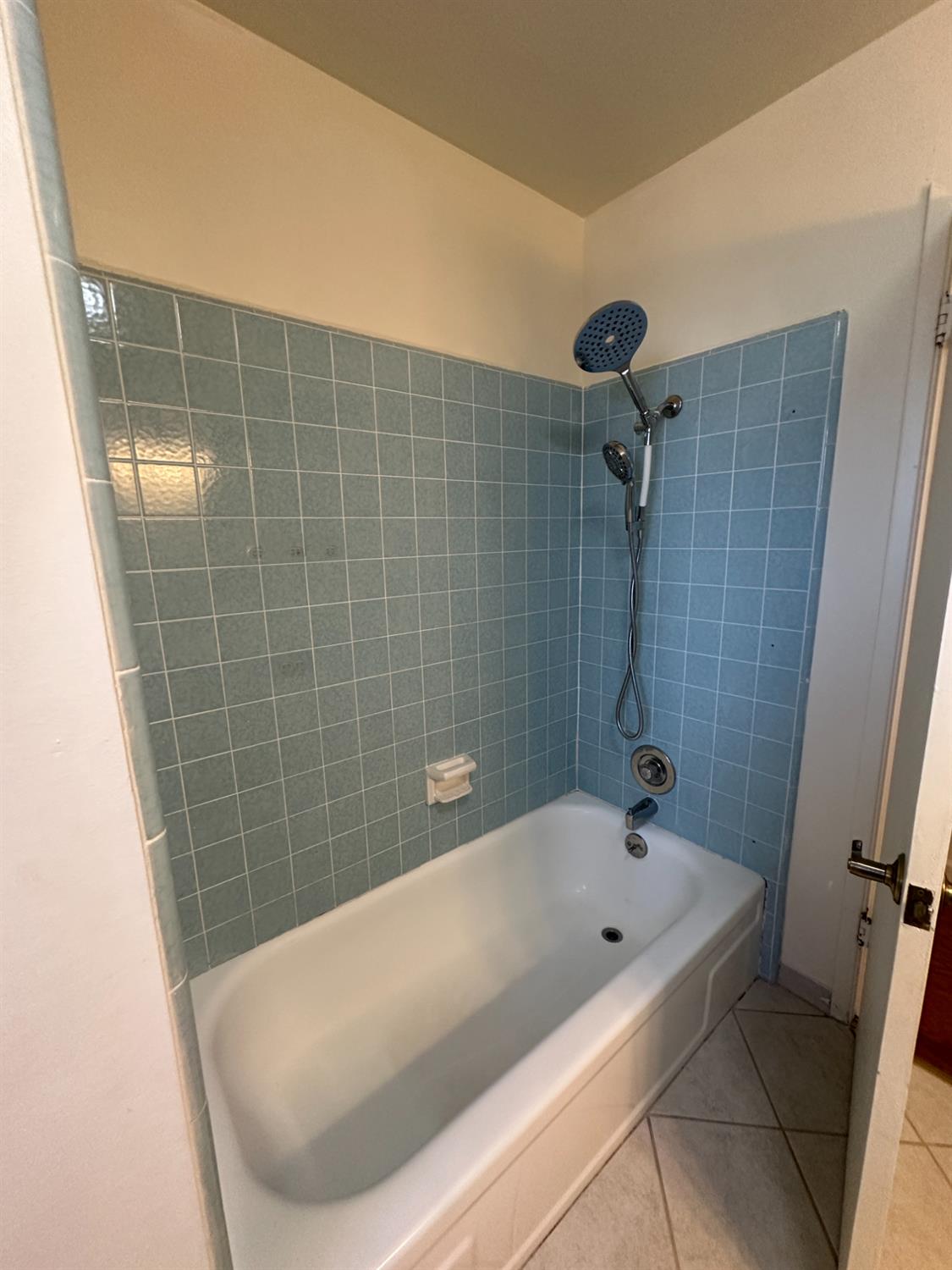 91 O Street Sanger, CA 93657 - Photo 16 of 21 a bathroom with a bathtub