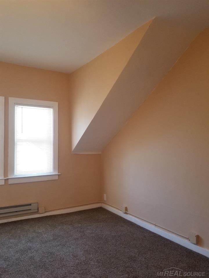 16476 Manchester Avenue, Unit 2 UPPER Eastpointe, MI 48021 - Photo 7 of 11