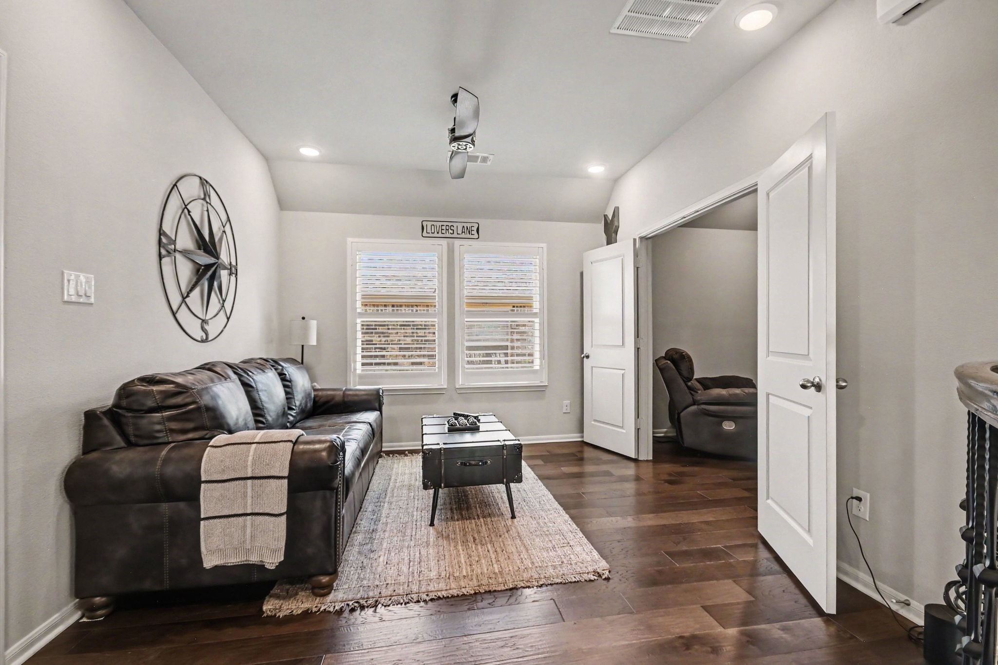 641 Kickapoo Court Webster, TX 77598 - Photo 27 of 39 Upstairs sitting area