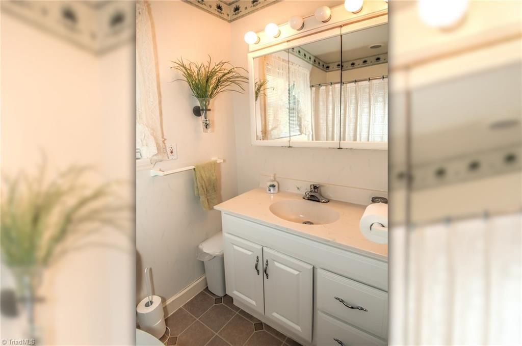 14050 Cool Springs Road Cleveland, NC 27013 - Photo 17 of 25 Laundry Bath
