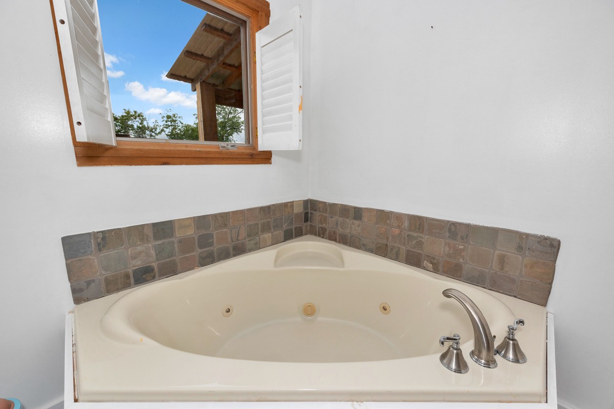 375 Kelley Road Prospect, TN 38477 - Photo 24 of 42 a bathroom with a bathtub