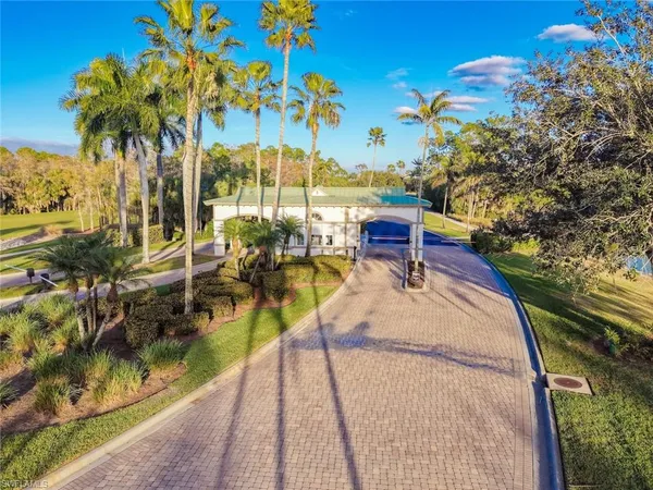 $525,000 | 3653 Periwinkle Way, Unit 127, Naples, FL 34114