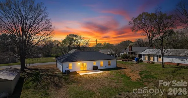 a view of a house with a yard