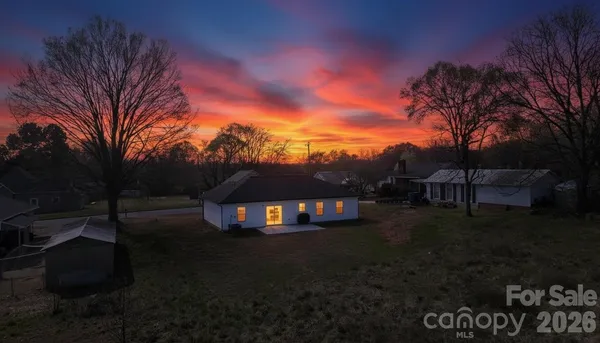 a view of a back yard of the house